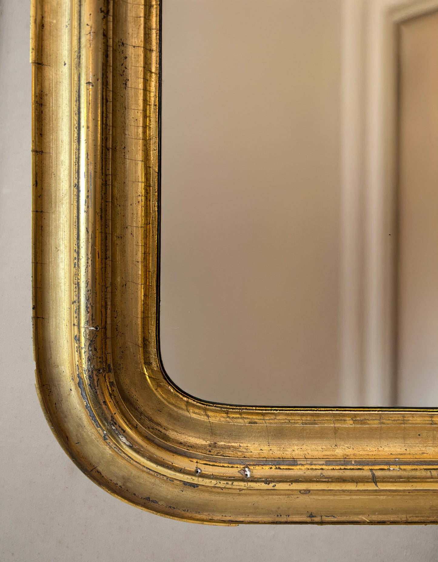 Antique French gilt mirror with rounded corners and original glass, early 20th century, detail