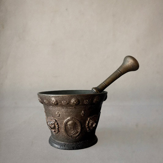 Antique Italian bronze mortar and pestle with lion medallions, circa 1700, 2
