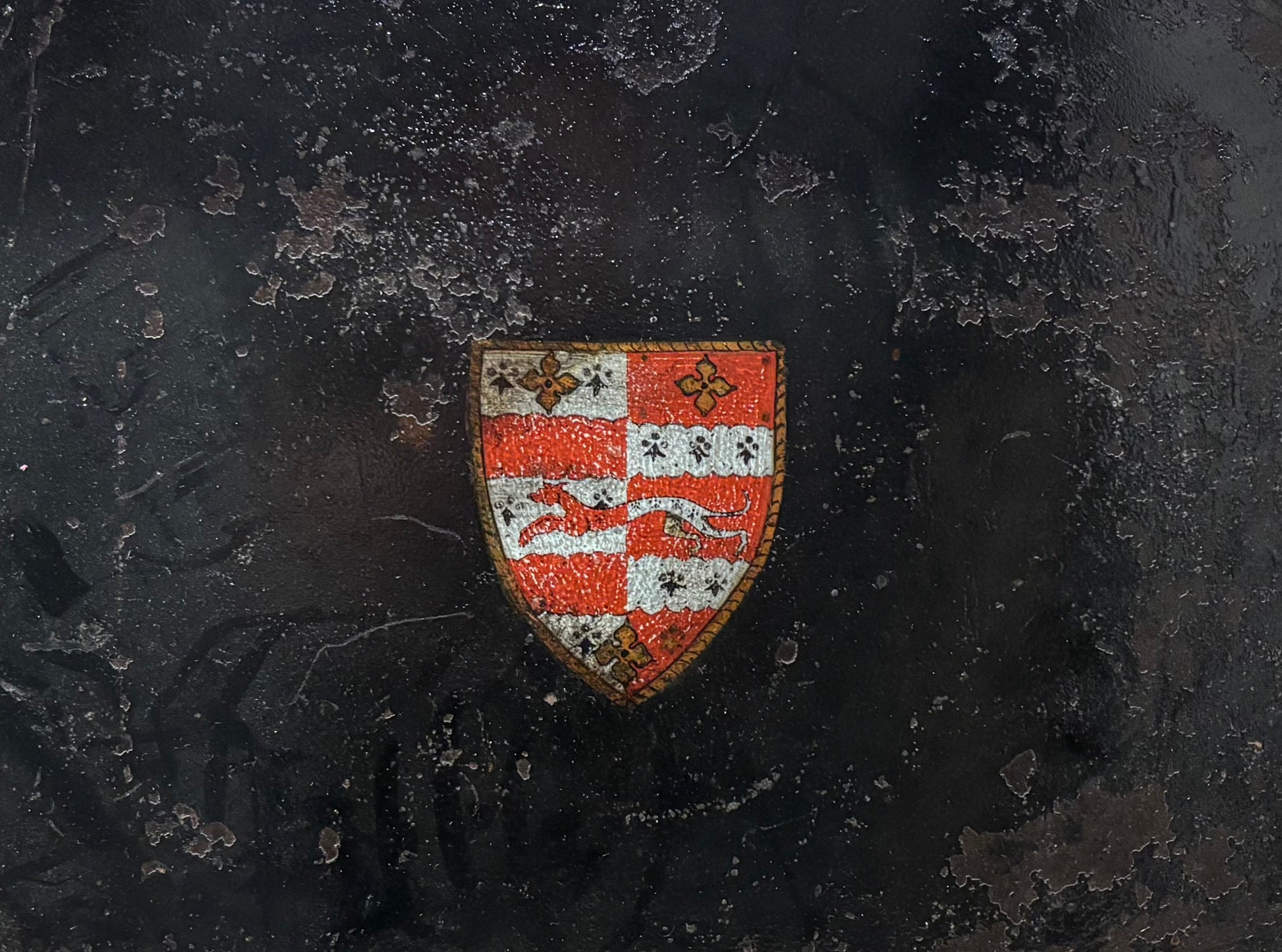 Antique English black tole tray with hand-painted heraldic crest, circa 1880, detail